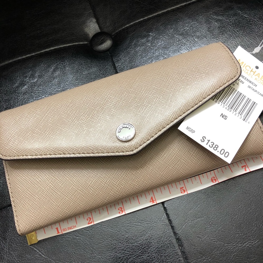 Michael Kors Greenwich Carryall Wallet